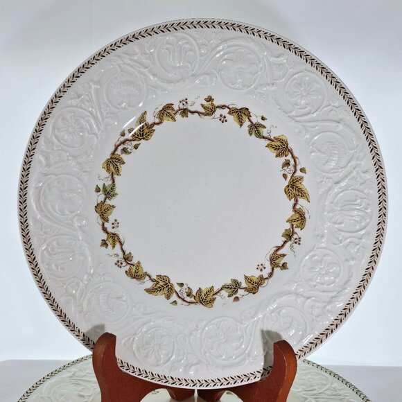 2 Wedgwood Golden Ivy Dinner Plates 10.5" Laurel Rim raised relief England - Picture 2 of 14